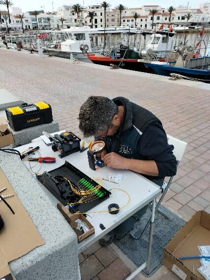 Instalaciones telecomunicaciones, operario trabajando